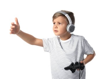 Duygusal çocuk beyaz arka plan üzerinde video oyun oynarken