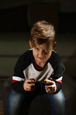 Sevimli çocuk akşam geç video oyun oynarken