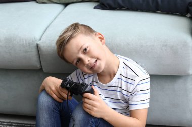 Sevimli çocuk evde video oyun oynarken