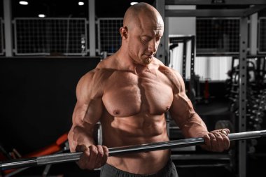 kaslı adam halter salonunda eğitim