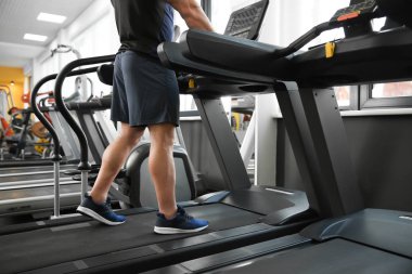 kaslı adam spor salonunda eğitim