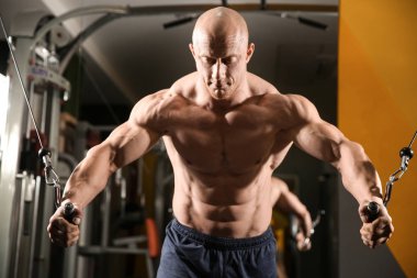 kaslı adam spor salonunda eğitim