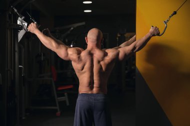 kaslı adam spor salonunda eğitim