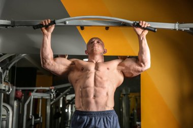 kaslı adam spor salonunda eğitim