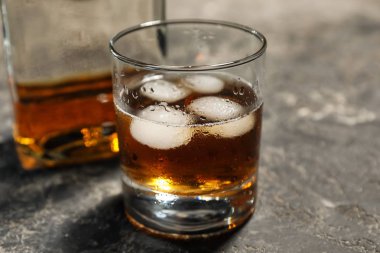 Viski masada buzlu cam