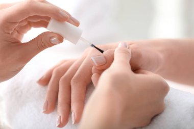 Genç kadın güzel manikür salonu, closeup Başlarken