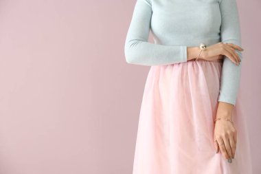 Renk arka plan üzerinde şık takı ile güzel kadın