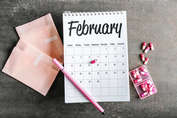 Calendario Con Almohadillas Pastillas Menstruales Sobre Fondo Gris —  Fotos de Stock