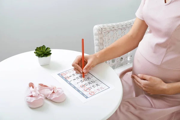 Pregnant Woman Calendar Sitting Table — Stock Photo, Image