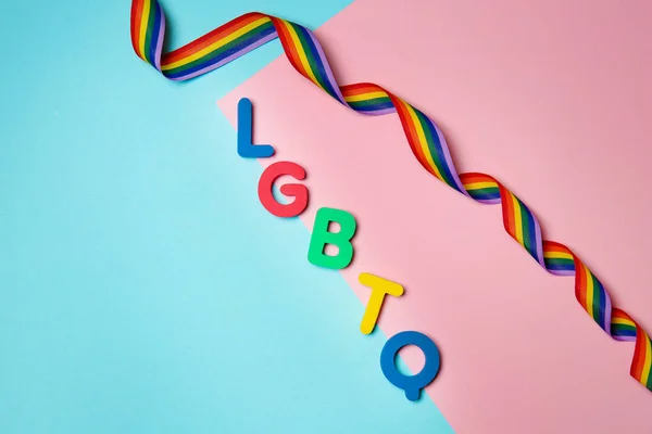 Abreviatura Lgbtq Com Fita Arco Íris Sobre Fundo Cor — Fotografia de Stock