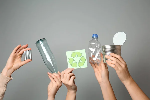 Muitas Mãos Com Diferentes Tipos Lixo Símbolo Reciclagem Fundo Cinza — Fotografia de Stock