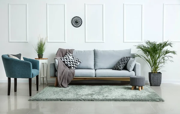 リビングルームのインテリアにスタイリッシュな柔らかい家具 — ストック写真