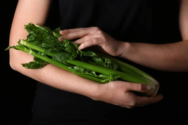 Žena Čerstvého Celeru Tmavém Pozadí Closeup — Stock fotografie