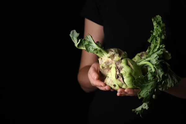 Mulher Com Couve Kohlrabi Fundo Escuro — Fotografia de Stock