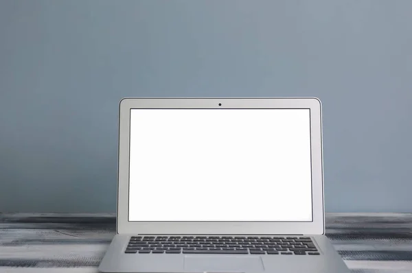 Laptop Moderno Mesa Contra Parede Cor — Fotografia de Stock
