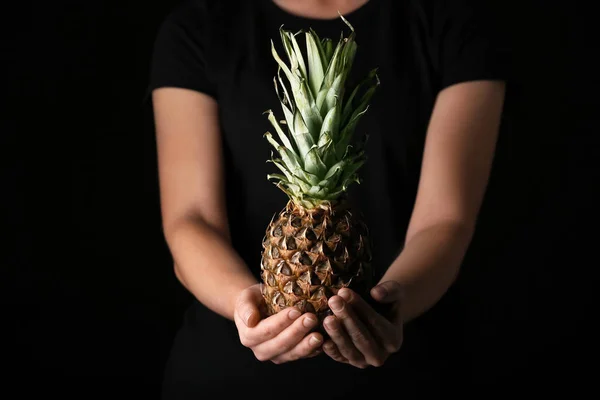 Frau Mit Frischer Ananas Auf Dunklem Hintergrund — Stockfoto