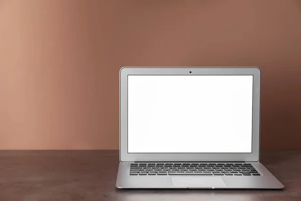 Laptop Moderno Mesa Contra Parede Cor — Fotografia de Stock