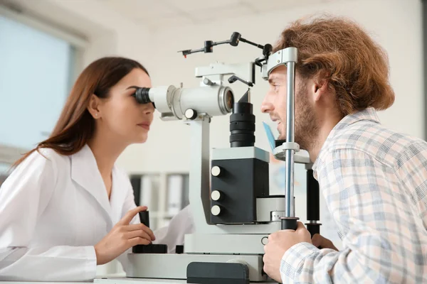 Oftalmólogo Examinando Joven Clínica — Foto de Stock