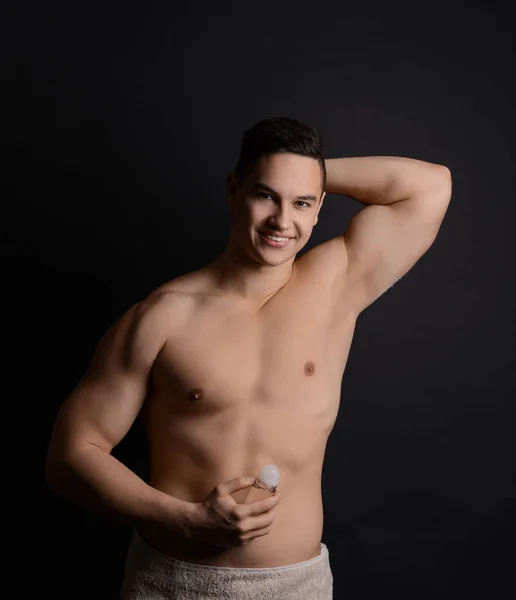 Giovane Uomo Con Deodorante Sfondo Scuro — Foto Stock