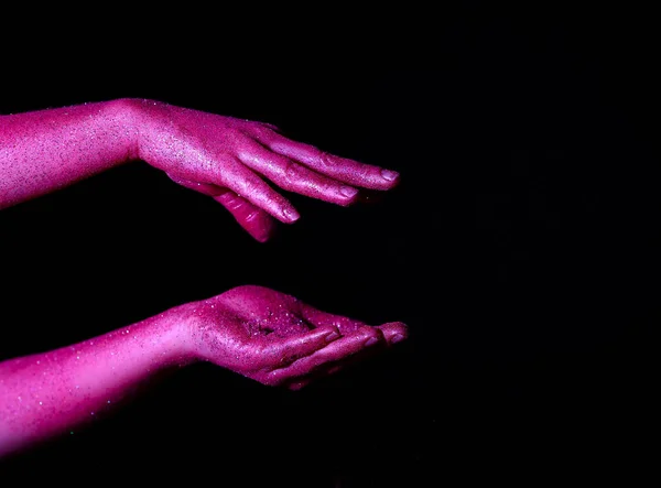 Vrouwelijke Handen Donkere Achtergrond Geschilderd — Stockfoto