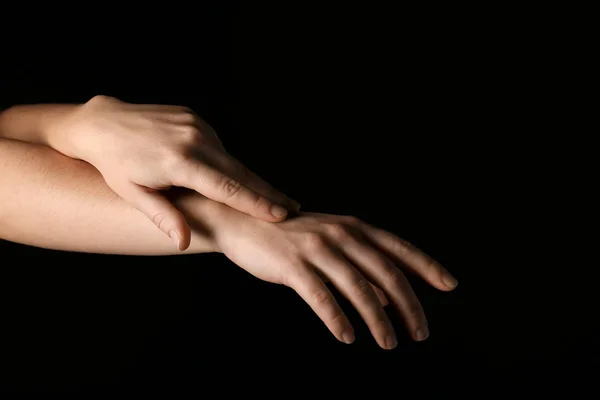 Manos Femeninas Sobre Fondo Oscuro — Foto de Stock