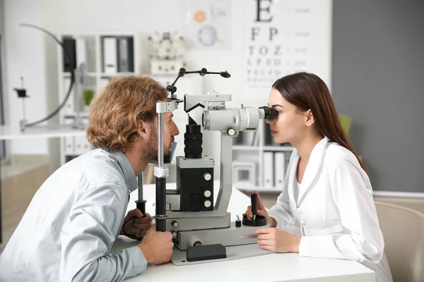 Ögonläkare Undersöker Ung Man Klinik — Stockfoto