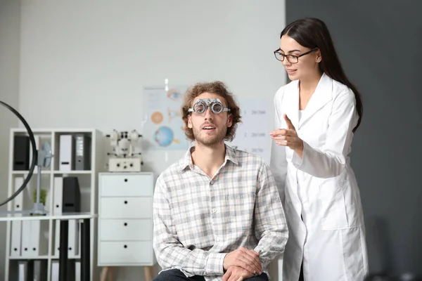 Oftalmologista Examinando Jovem Clínica — Fotografia de Stock