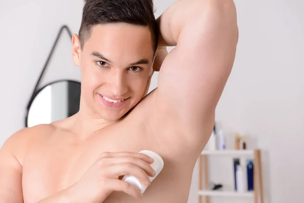 Ung Man Använder Deodorant Badrum — Stockfoto