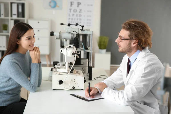 Junge Frau Besucht Augenarzt Klinik — Stockfoto
