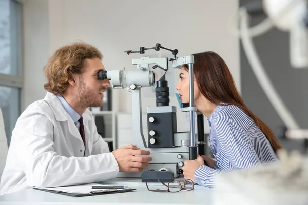 Οφθαλμίατρος Εξετάζει Νεαρή Γυναίκα Στην Κλινική — Φωτογραφία Αρχείου