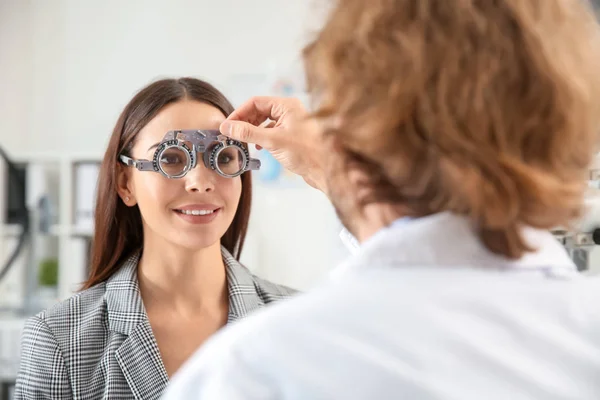 Oftalmólogo Examinando Mujer Joven Clínica — Foto de Stock