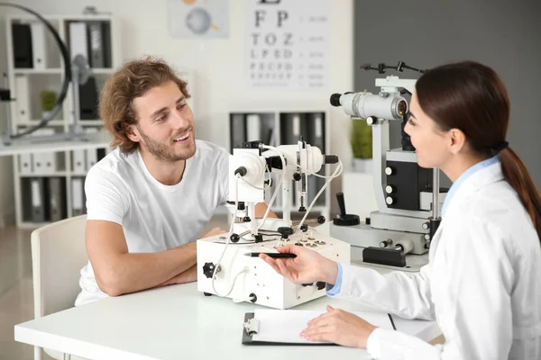 Szemészhez Látogató Férfi Klinikán — Stock Fotó