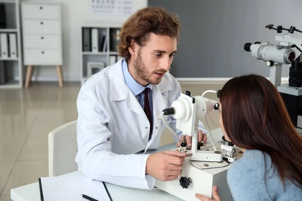 Ögonläkare Undersöka Ung Kvinna Kliniken — Stockfoto