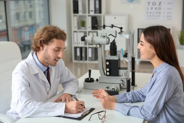 Ung Kvinna Besöker Ögonläkare Kliniken — Stockfoto