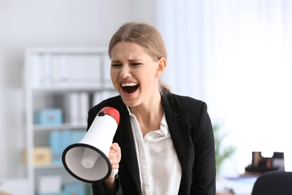 Joven Mujer Negocios Usando Megáfono Oficina — Foto de Stock