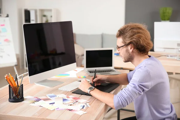 Joven Diseñador Trabajando Estudio —  Fotos de Stock