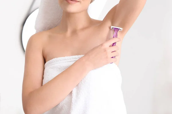 Güzel Genç Kadın Tıraş Koltukaltı Banyoda — Stok fotoğraf