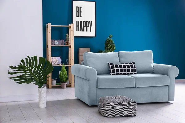 Schönes Interieur Des Modernen Zimmers Mit Bequemem Sofa — Stockfoto