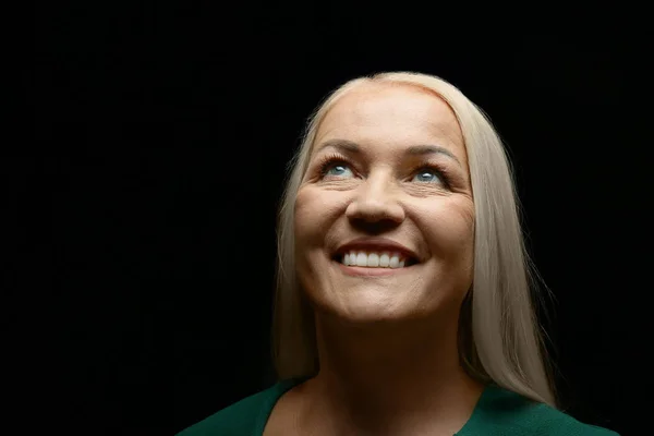 Portret Van Mooie Rijpe Vrouw Donkere Achtergrond — Stockfoto
