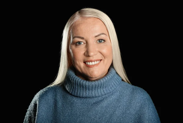 Retrato Bela Mulher Madura Fundo Escuro — Fotografia de Stock