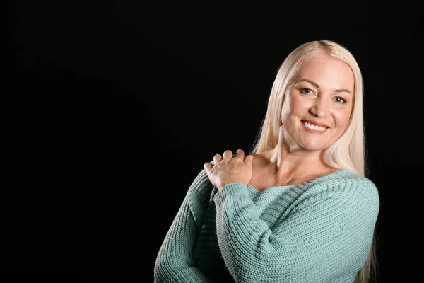 Retrato Bela Mulher Madura Fundo Escuro — Fotografia de Stock