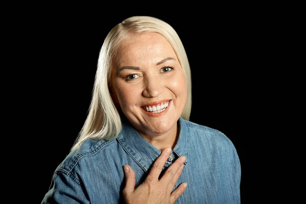 Portret Van Mooie Rijpe Vrouw Donkere Achtergrond — Stockfoto