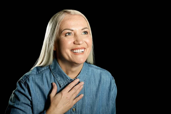 Portret Van Mooie Rijpe Vrouw Donkere Achtergrond — Stockfoto