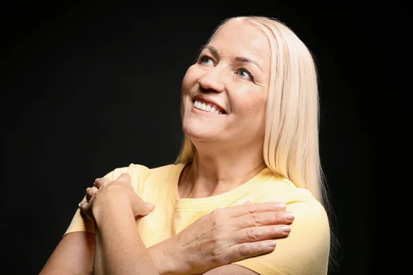 Portrait Beautiful Mature Woman Dark Background — Stock Photo, Image