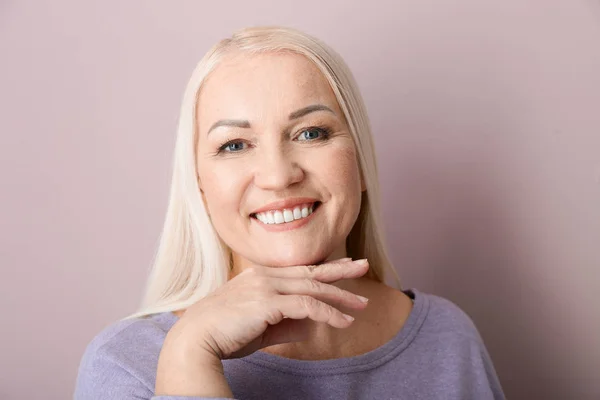 Portret Van Mooie Rijpe Vrouw Kleur Achtergrond — Stockfoto