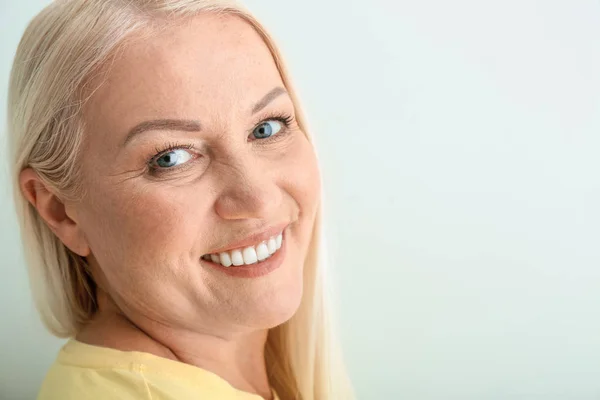 Portrait Beautiful Mature Woman Light Background — Stock Photo, Image