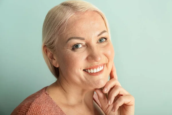 Portret Van Mooie Rijpe Vrouw Kleur Achtergrond — Stockfoto