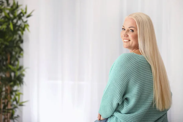 Retrato Una Hermosa Mujer Madura Casa — Foto de Stock