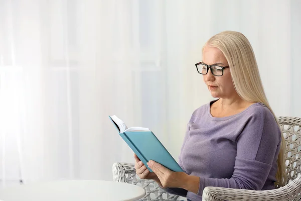 Beautiful Mature Woman Reading Book Home — Stock Photo, Image