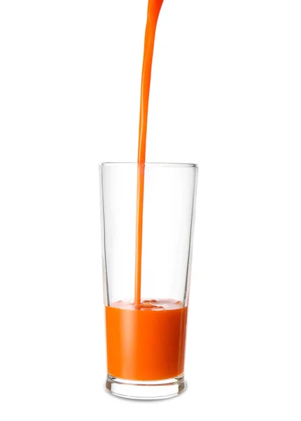 健康果汁倒入玻璃在白色背景 — 图库照片